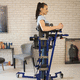 manuelle Aufstehhilfe / auf Rollen / mit Gurtwerk / halb-aufrechte Position