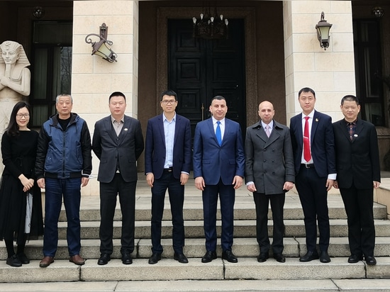 Besuch im Büro des Militärattachés der ägyptischen Botschaft in China