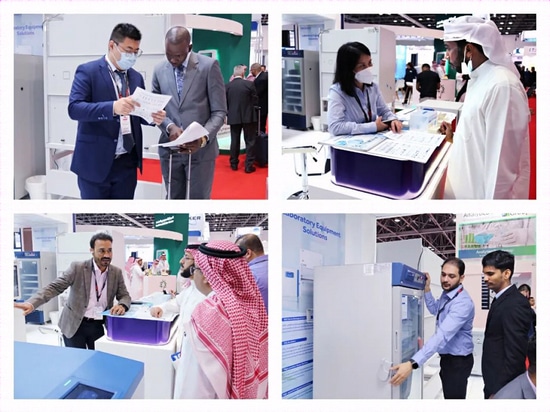 besucher am Stand von Haier Biomedical auf der ArabLab