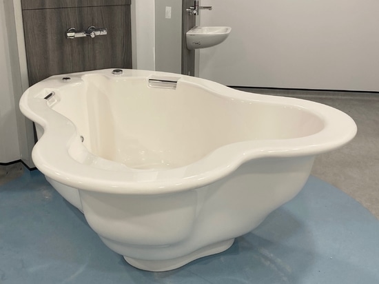 Der neue Active II Wassergeburtspool ist bei Hebammen und Müttern sehr beliebt