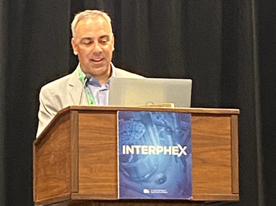 Scott Masiella leitet Diskussion bei INTERPHEX Technical Theatre