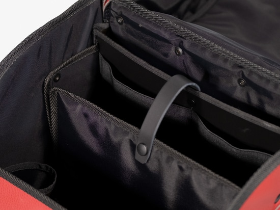 Leere Packtasche offen