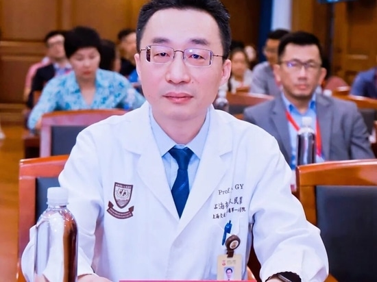 Guoyong Hu hält die Ansprache