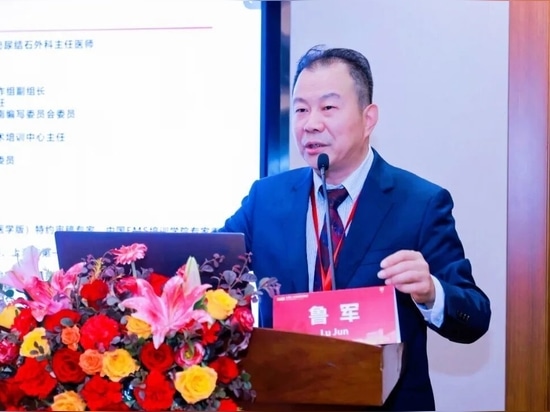 Jun Lu hält die Ansprache