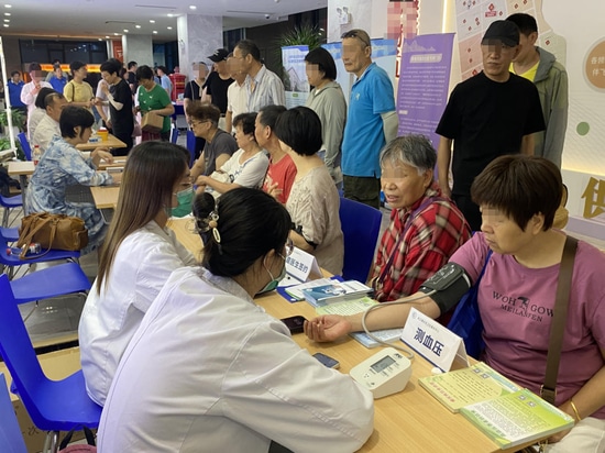 Das Dual-Energie-Röntgen-Knochendichtemessgerät (DXA) von Mednova unterstützt das Gesundheitszentrum in Shanghai bei der Untersuchung auf Osteoporose und sorgt für die Gesundheit von Menschen mittl...