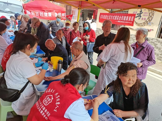 Das Dual-Energie-Röntgen-Knochendichtemessgerät (DXA) von Mednova unterstützt das Gesundheitszentrum in Shanghai bei der Untersuchung auf Osteoporose und sorgt für die Gesundheit von Menschen mittl...