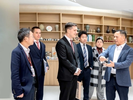 S.E. Herr Máté Pesti, Außerordentlicher und Bevollmächtigter Botschafter von Ungarn in der Volksrepublik China, besucht Cubic Sensor and Instrument CO, Ltd.