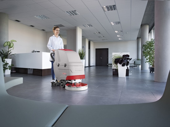 Entdecken Sie die fortschrittlichsten Reinigungslösungen mit den handgeführten Scheuersaugmaschinen von Comac: Antea, Versa und Vega