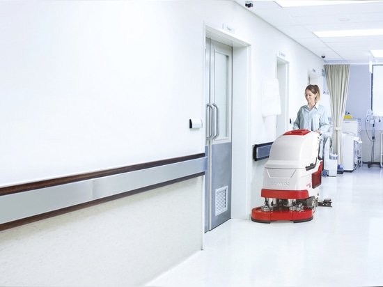Entdecken Sie die fortschrittlichsten Reinigungslösungen mit den handgeführten Scheuersaugmaschinen von Comac: Antea, Versa und Vega