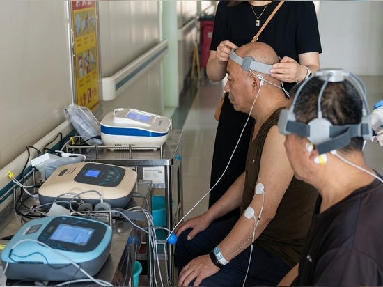 Vor Ort bildete sich ein stetiger Strom von Patienten, die das Dukon-Gerät zur transkraniellen Magnetstimulation für den Heimgebrauch ausprobieren wollten.