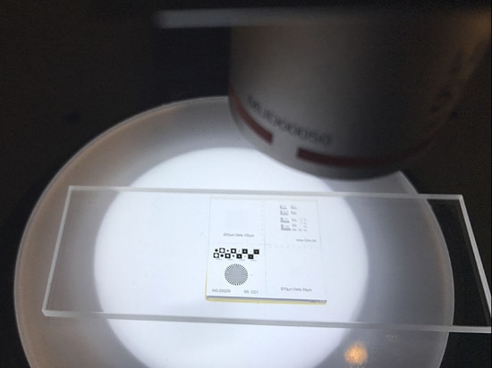 Mikroskop kalibrieren mit Opto's Kalibriertarget 1.000 Linienpaaren pro Millimeter