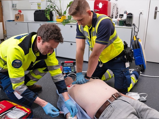 Unterstützung der Arbeitsabläufe bei Herz-Lungen-Wiederbelebung und endotrachealer Intubation